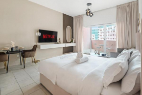 Luxury Studio Near Battua Mall